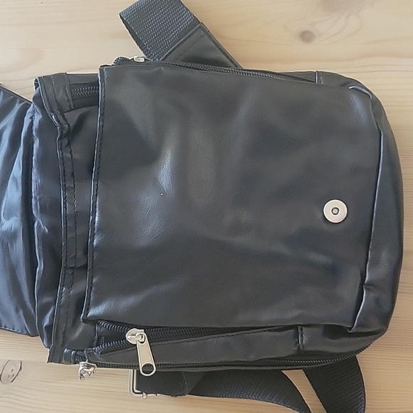 ROOTS🍁 Black Faux Leather Over the Shoulder Bag - Picture 2 of 6